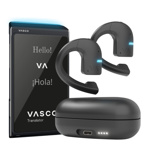 O dispositivo Translator Q1 é apresentado ao lado de um auricular de tradução sem fios preto, do seu estojo de carregamento e de uma base de carregamento triangular. No auricular, são visíveis luzes indicadoras azuis. 