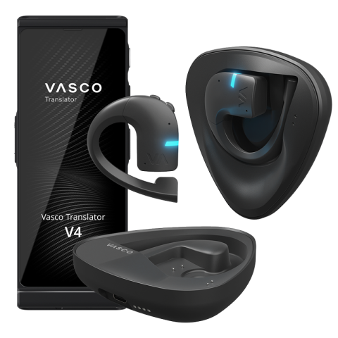 O dispositivo Translator V4 é apresentado juntamente com um auricular de tradução sem fios preto, o seu estojo de carregamento e uma base de carregamento triangular. São visíveis luzes indicadoras azuis no auricular.