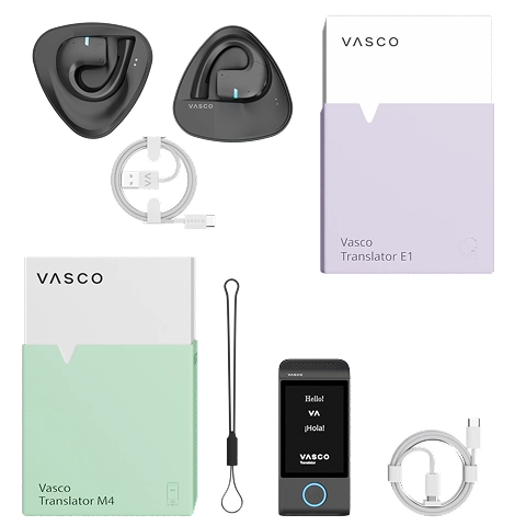 M4 E1 set Conjunto Vasco Translator E1 com dois auriculares de tradução sem fios, cabo de carregamento, manual, bolsa e embalagem, exposto ao lado da caixa do Vasco Translator M4 com o seu cordão e cabo.