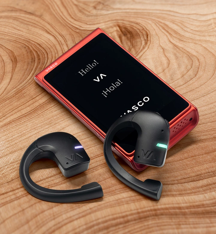 Homem a clicar nas definições dos auscultadores de tradução no dispositivo Vasco V4