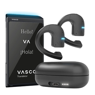 O dispositivo Translator Q1 é apresentado ao lado de um auricular de tradução sem fios preto, do seu estojo de carregamento e de uma base de carregamento triangular. No auricular, são visíveis luzes indicadoras azuis. 
