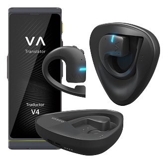 O dispositivo Translator V4 é apresentado juntamente com um auricular de tradução sem fios preto, o seu estojo de carregamento e uma base de carregamento triangular. São visíveis luzes indicadoras azuis no auricular.