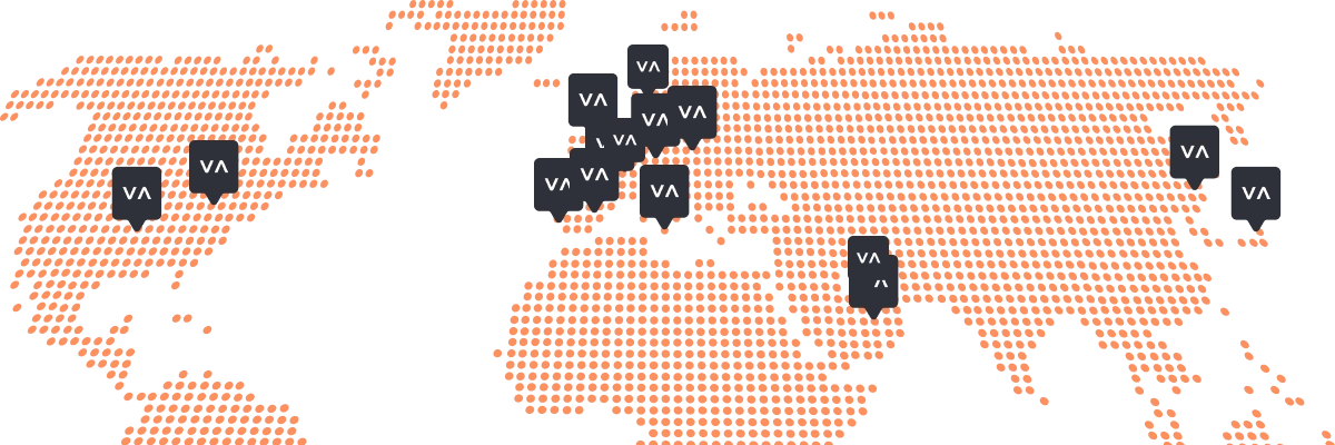 Um mapa do mundo laranja pontificado sobre um fundo preto com marcadores VA cinzentos colocados em vários locais da América do Norte, Europa, Médio Oriente e Ásia.