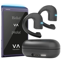Conjunto do tradutor Vasco Q1, composto por um tradutor Vasco Q1 roxo com ecrã LED e o logótipo da VA no ecrã, juntamente com auriculares de tradução Vasco E1 pretos e um estojo de carregamento. 