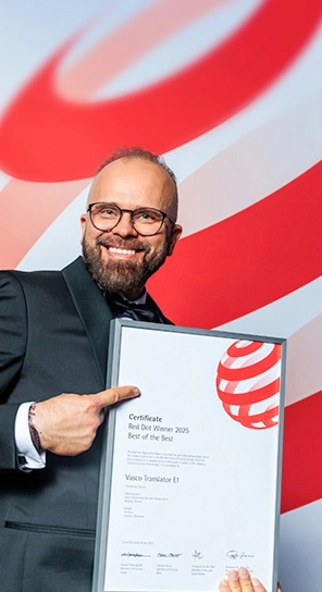 O CEO da Vasco Electronics a segurar o prémio Red Dot e a exibir os dispositivos premiados.