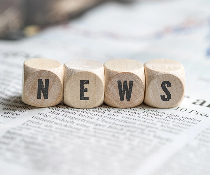 Blocos com a palavra «NEWS» sobre um jornal.